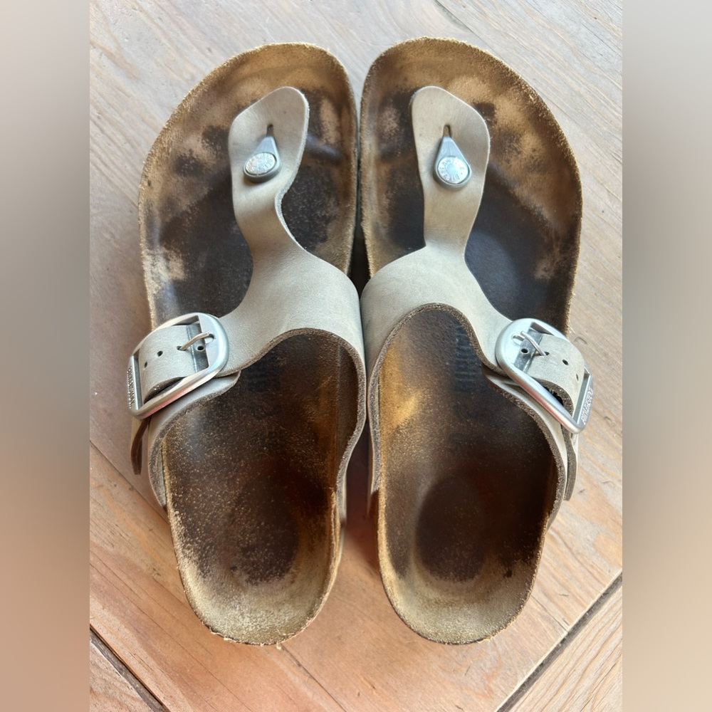 Birkenstock Gizeh.    Gray oiled leather.